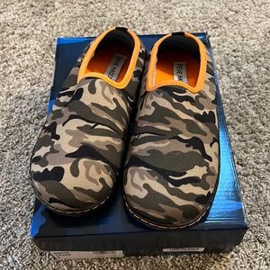 Steve Madden Kids Slippers Size L (10-11)